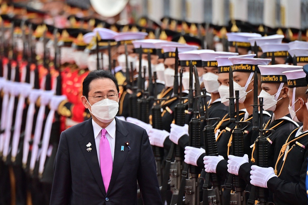 Thủ tướng Nhật Bản Fumio Kishida duyệt đội danh dự trong chuyến thăm chính thức Thái Lan ngày 2/5. (Nguồn: AFP)