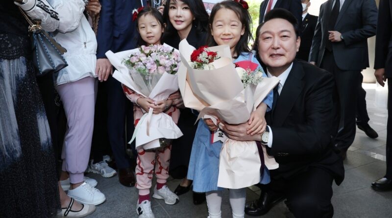 Công chúng chúc mừng tân tổng thống Hàn Quốc, Yoon Suk-yeol. (Nguồn: AFP)