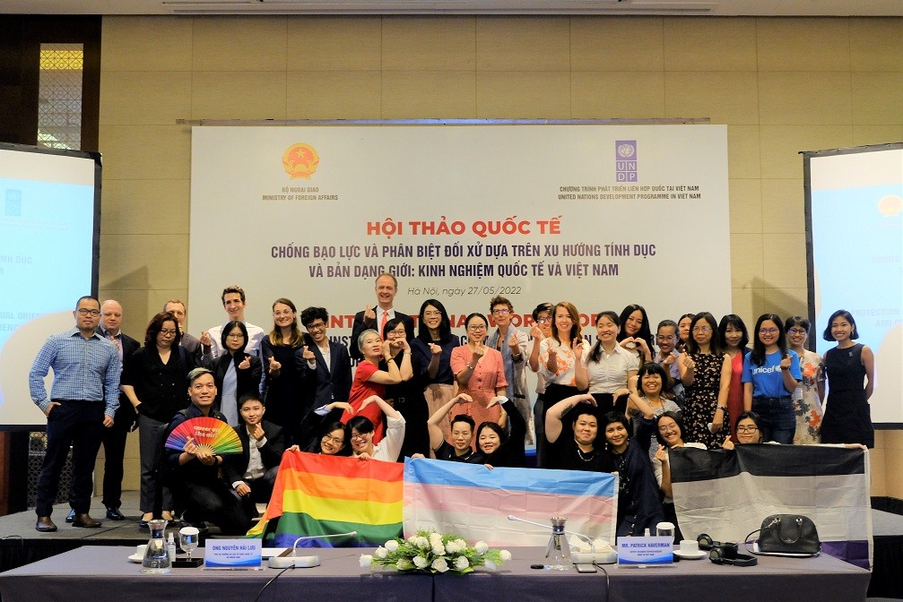 Đại sứ Na Uy Grete Lochen và các đại biểu, khách mời tại Hội thảo quốc tế về “Chống bạo lực và phân biệt đối xử dựa trên xu hướng tính dục và bản dạng giới: Kinh nghiệm quốc tế và Việt Nam” ngày 27/5.