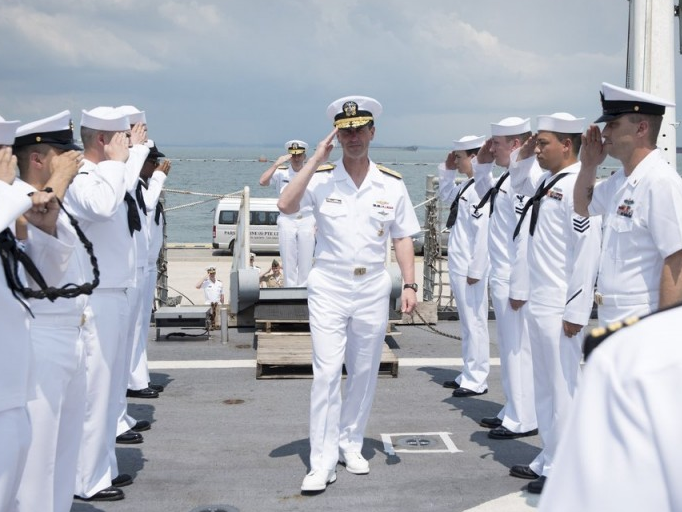 Đô đốc Hải quân Mỹ thăm tàu sân bay trên Biển Đông