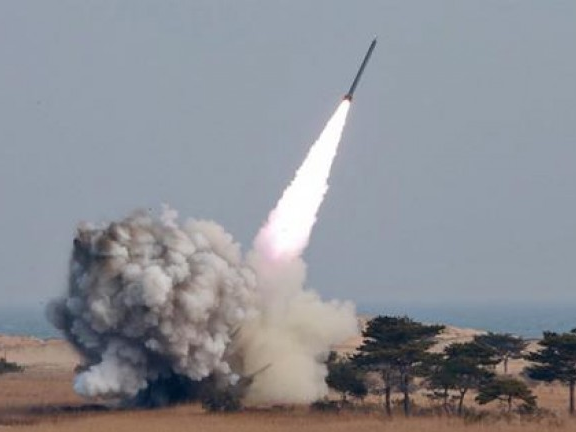 Triều Tiên lại phóng thử liên tiếp hai tên lửa