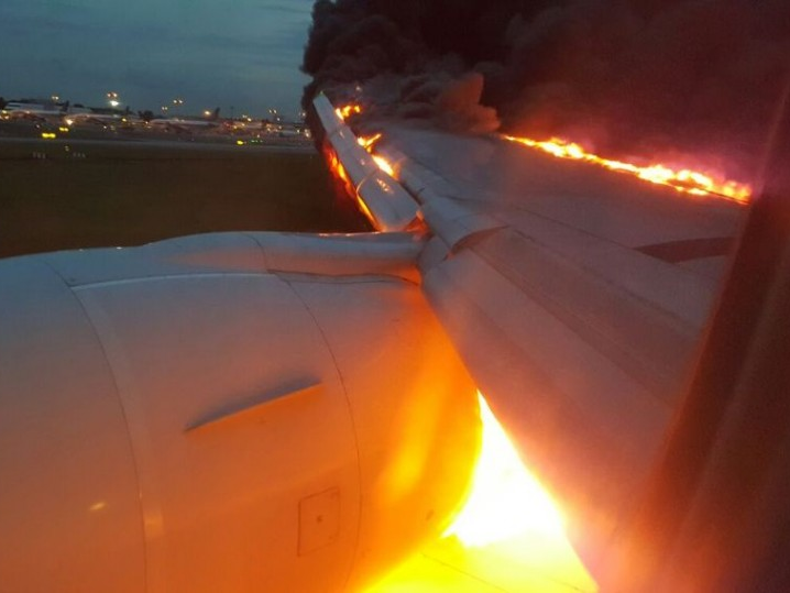 Máy bay Singapore Airlines bốc cháy, phải hạ cánh khẩn cấp