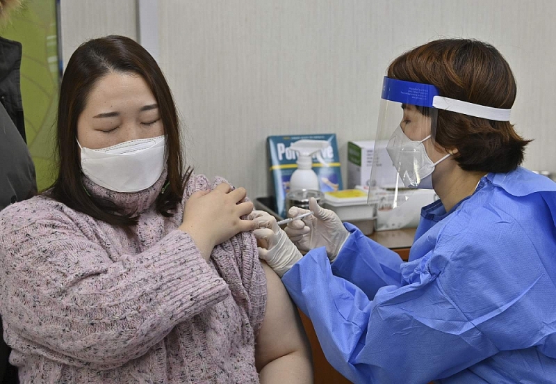 Tiêm vaccine ngừa Covid-19 của hãng AstraZeneca tại một trung tâm y tế ở Seoul, Hàn Quốc. (Nguồn: AFP)
