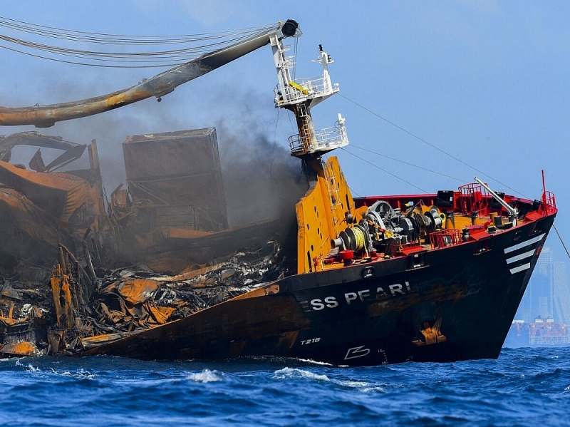 Khói bốc lên sau vụ cháy lớn trên tàu chở hàng X-Press Pearl ngoài khơi Sri Lanka. (Nguồn: AFP)
