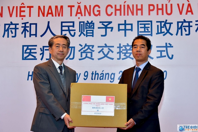 Thứ trưởng Bộ Ngoại giao Tô Anh Dũng trao cho Đại sứ Trung Quốc Hùng Ba số vật tư, trang thiết bị y tế của Đảng, Chính phủ và nhân dân Việt Nam tặng Đảng, Chính phủ và nhân dân Trung Quốc ngày 9/2/2020. (Ảnh: Tuấn Anh)