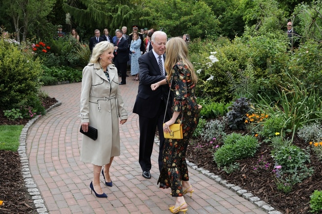 Phu nhân các nhà lãnh đạo G7 cũng tháp tùng trong một hoạt động bên lề. Trong ảnh là Tổng thống Mỹ Biden và phu nhân Jill Biden, và phu nhân Thủ tướng Anh, bà Carrie Johnson.