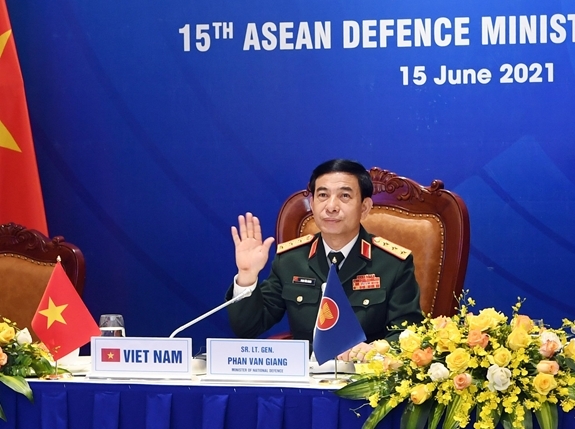 Thượng tướng Phan Văn Giang, Ủy viên Bộ Chính trị, Phó Bí thư Quân ủy Trung ương, Bộ trưởng Bộ Quốc phòng, dẫn đầu đoàn tham dự Hội nghị. (Nguồn: QĐND)