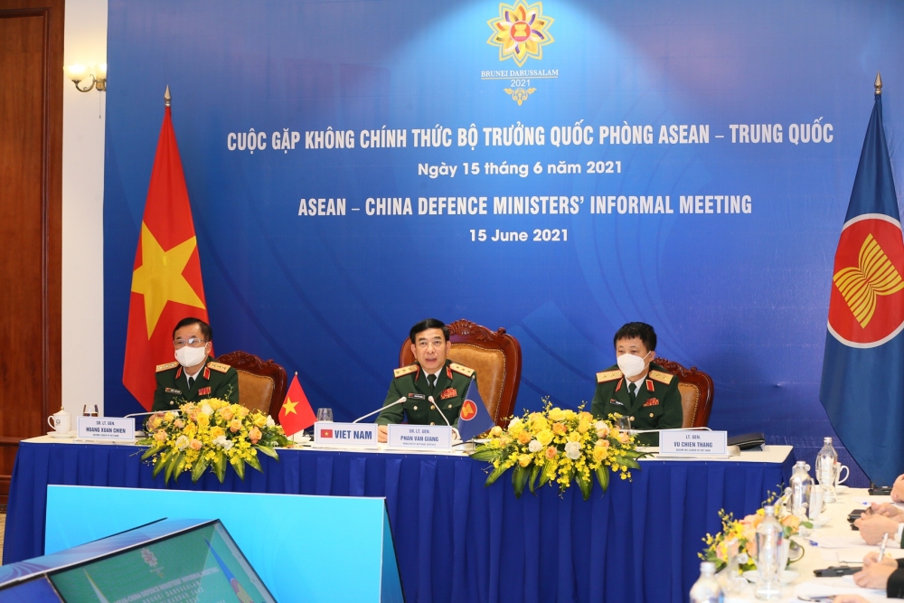 Cuộc gặp diễn ra bên lề Hội nghị Bộ trưởng Quốc phòng các nước ASEAN (ADMM) lần thứ 15 và Hội nghị Bộ trưởng Quốc phòng các nước ASEAN mở rộng (ADMM+) lần thứ 8. (Nguồn: BQP)