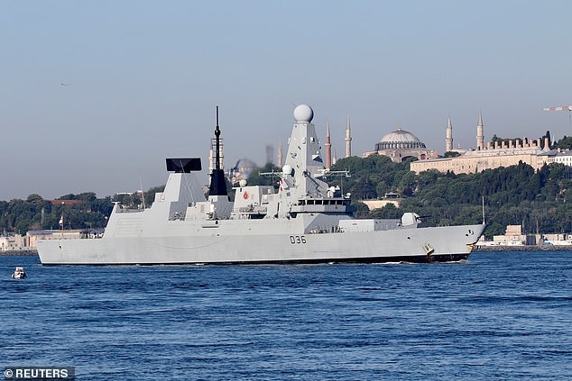 Tàu khu trục Defender của Hoàng gia Anh. (Nguồn: Reuters)