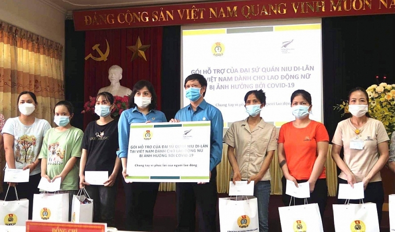 Tỉnh Bắc Giang trao tặng tiền hỗ trợ cho đại diện một số chị em công nhân. (Nguồn: ĐSQ New Zealand tại Việt Nam)