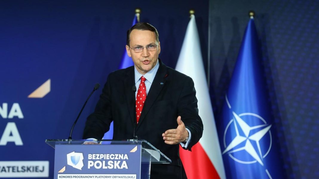 Cựu Ngoại trưởng Ba Lan Radoslaw Sikorski, thành viên Nghị viện châu Âu (EP) nêu lý do để phương Tây đường hoàng cung cấp vũ khí hạt nhân cho Ukraine. (Nguồn: Polish News)