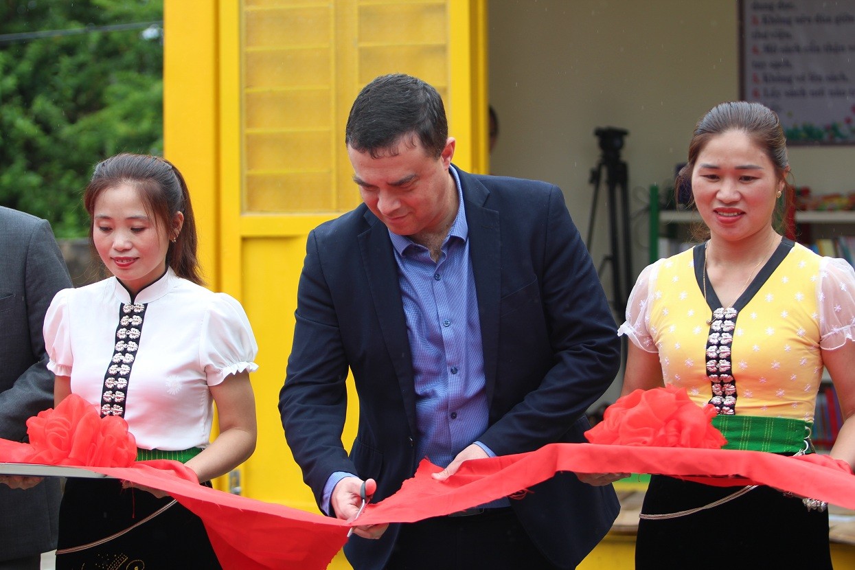 Đại sứ Israel Nadav Eshcar cắt băng khánh thành thư viện.
