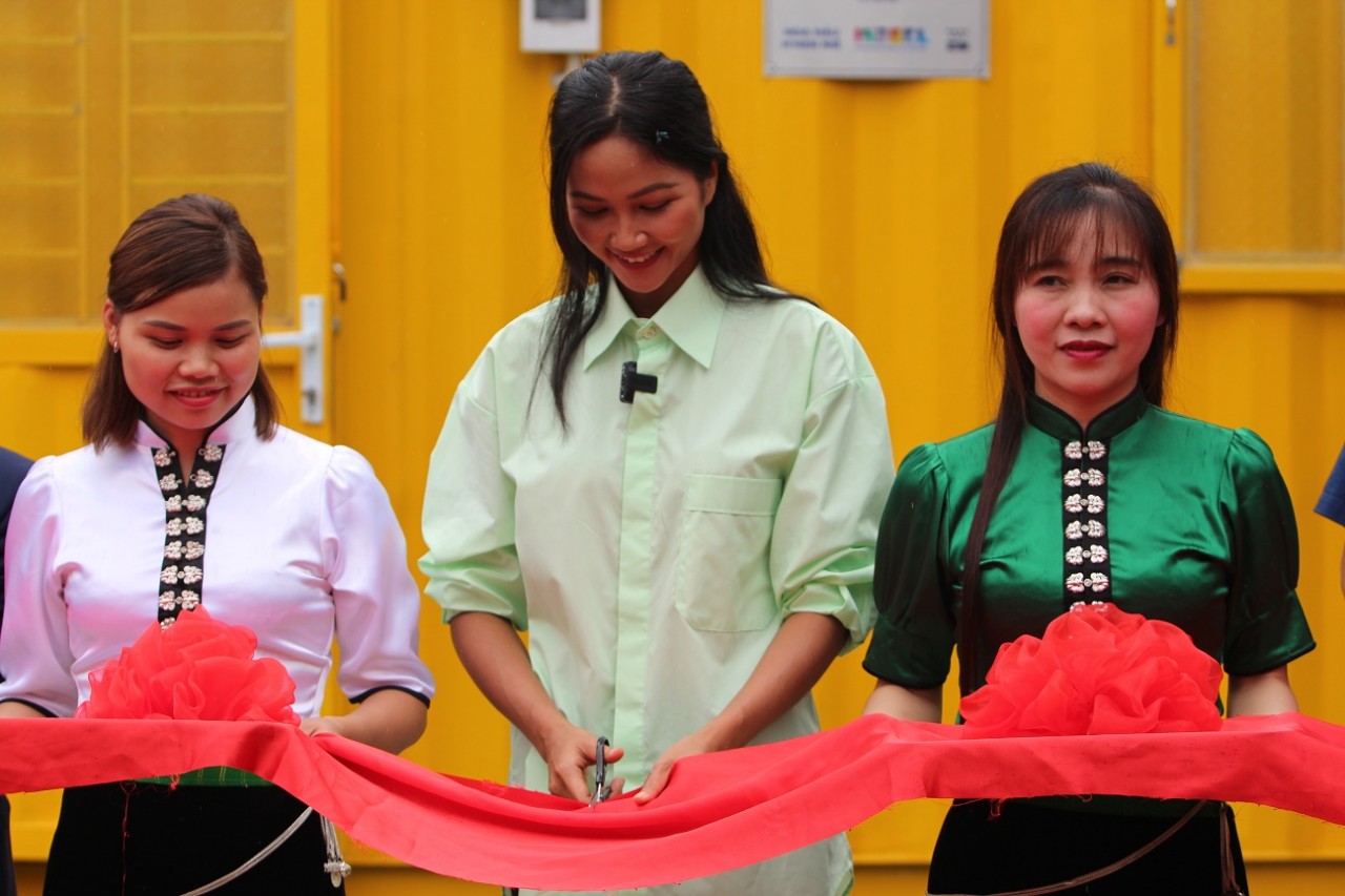 Hoa hậu H’Hen Niê mong muốn thư viện sẽ là nơi giải trí cho các em học sinh.
