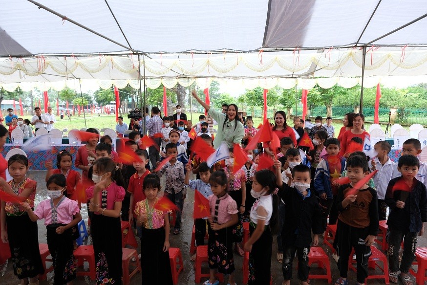 Đại sứ quán Israel tại Việt Nam và Hoa hậu H’Hen Niê trao tặng thư viện thân thiện cho học sinh Lai Châu