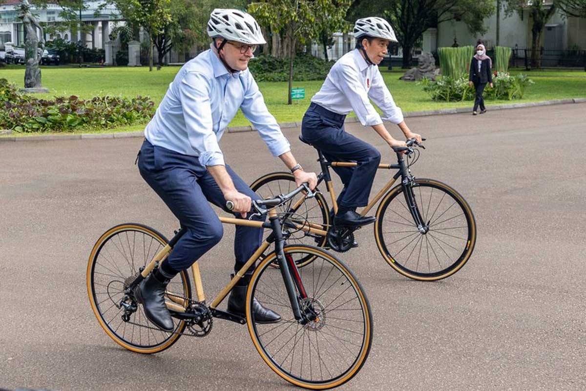 Tổng thống Indonesia và Thủ tướng Australia cùng đạp xe buổi sáng. (Nguồn: Twitter)