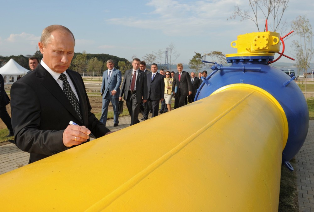 Tổng thống Nga Vladimir Putin ký tên lên đường ống dẫn khí đốt tự nhiên ở thành phố Vladivostok, vùng Viễn Đông của Nga vào ngày 8/9/2011. (Nguồn: AFP)