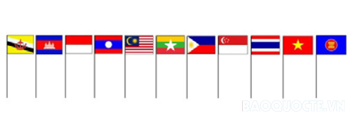Treo cờ các nước thành viên theo chữ cái tên nước tiếng Anh lần lượt từ trái sang phải theo hướng nhìn từ ngoài vào và cờ Hiệp hội ASEAN ở cuối.