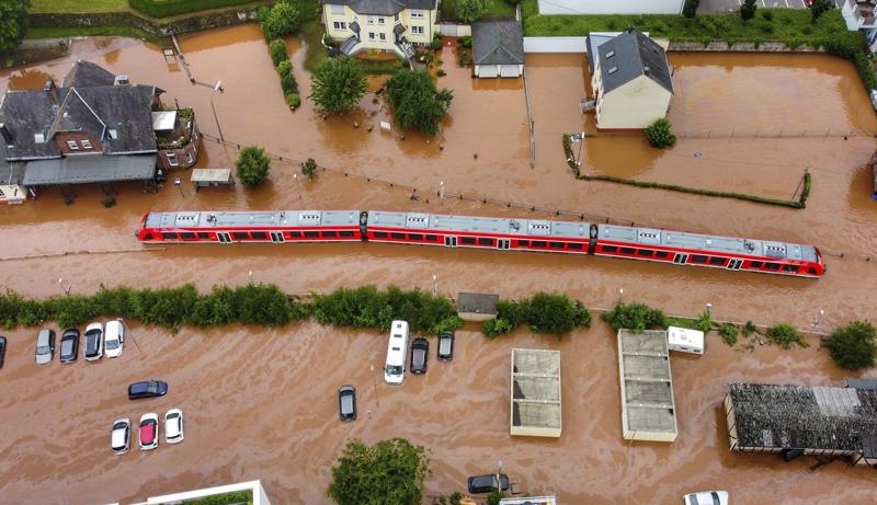 Một đoàn tàu khu vực nằm trong vùng nước lũ tại nhà ga địa phương ở Kordel, Đức, ngày 15/7. (Nguồn: AP)