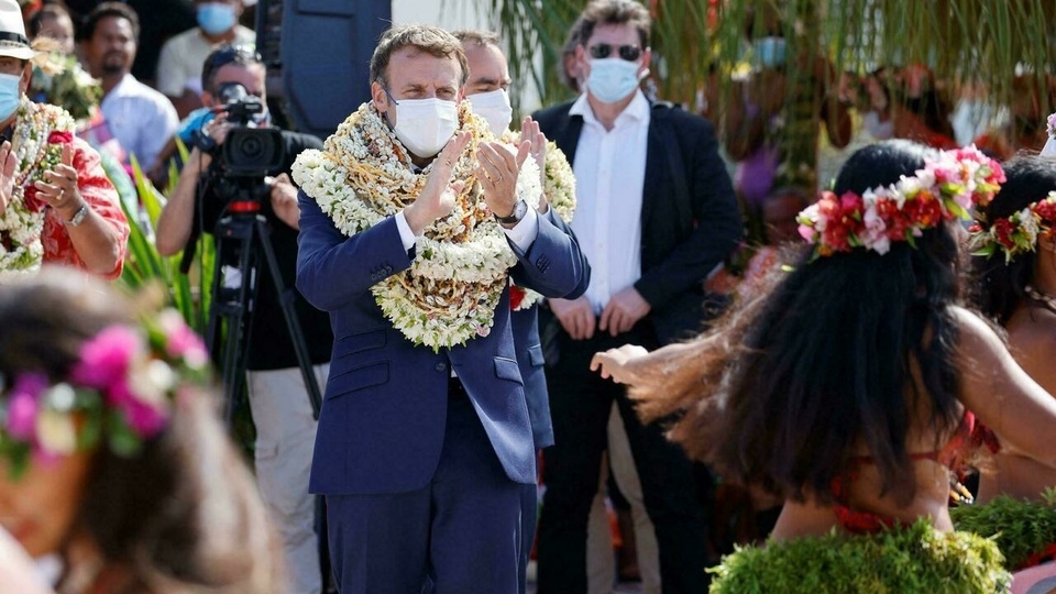 Tổng thống Pháp được chào đón khi đặt chân đến Polynesia, lãnh thổ hải ngoại thuộc Pháp. (Nguồn: AFP)