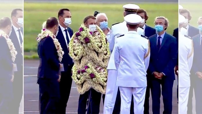 Bức ảnh Tổng thống Pháp Emmanuel Macron như 'vòng hoa di động' là sản phẩm của photoshop. (Nguồn: Twitter)