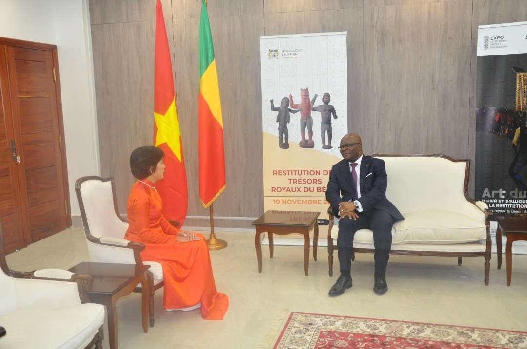 Đại sứ Đặng Thị Thu Hà trình bản sao Thư ủy nhiệm lên Bộ trưởng Ngoại giao Benin