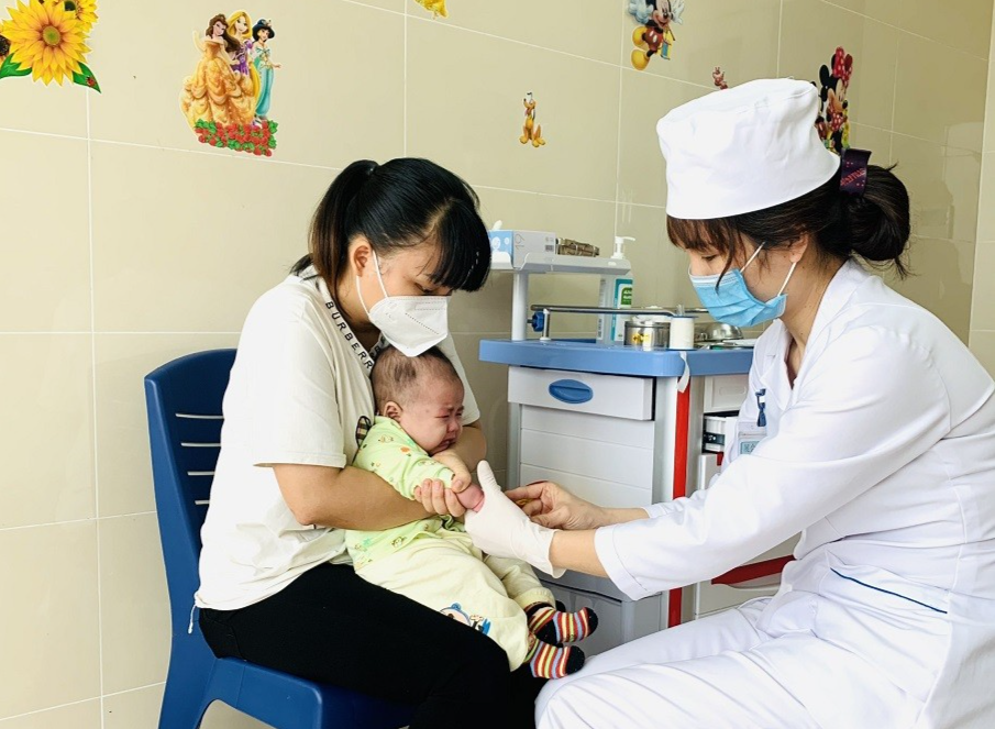 tại đơn nguyên tiêm chủng làm việc tất cả các ngày trong tuần ở Bệnh viện luôn đầy đủ các loại vaccine bảo đảm chất lượng, giá cả phù hợp cho mẹ và bé.