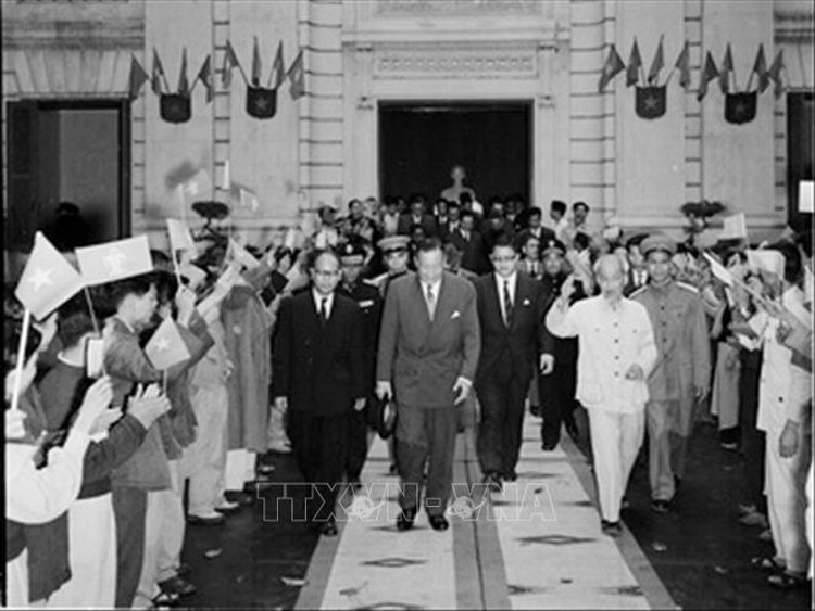 Chủ tịch Hồ Chí Minh cùng Nhà vua Lào Sisavang Vatthana thăm Viện bảo tàng Cách mạng Việt Nam (12/3/1963). (Nguồn: TTXVN)