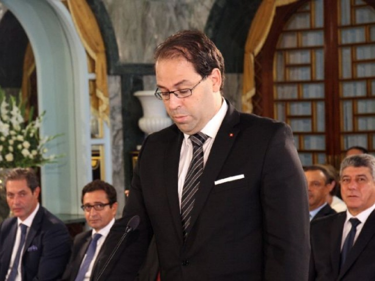 Thủ tướng trẻ nhất của Tunisia tuyên thệ nhậm chức