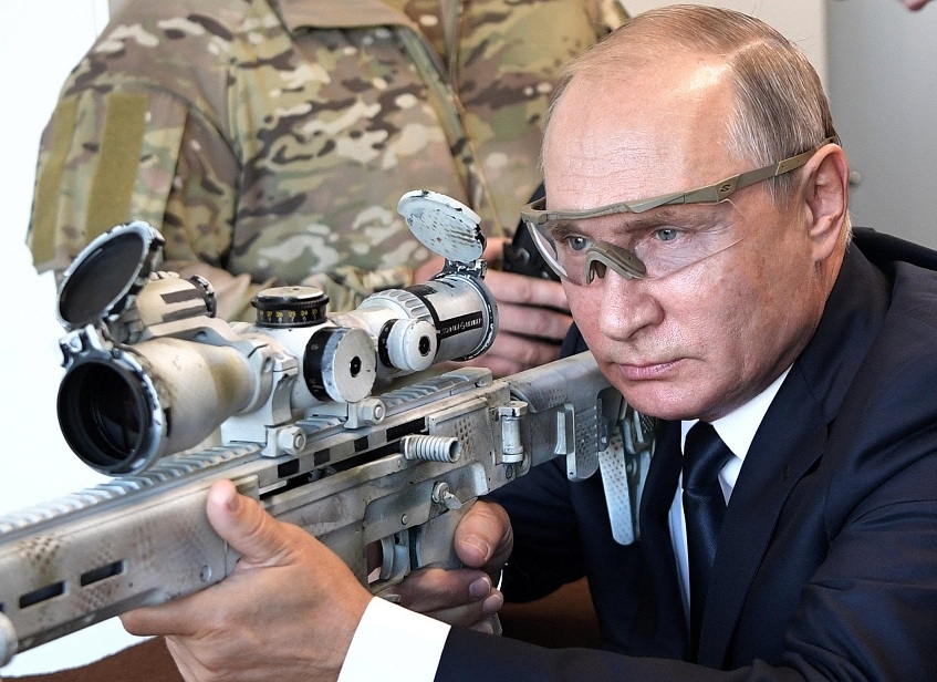 Nga không chỉ bán vũ khí mà còn tạo ra các cơ sở quân sự trên khắp thế giới để sản xuất vũ khí công nghệ cao cho khách hàng của mình. Trong ảnh là Tổng thống Nga Putin nhắm tới một khẩu súng trường bắn tỉa. (Nguồn: Sputnik)