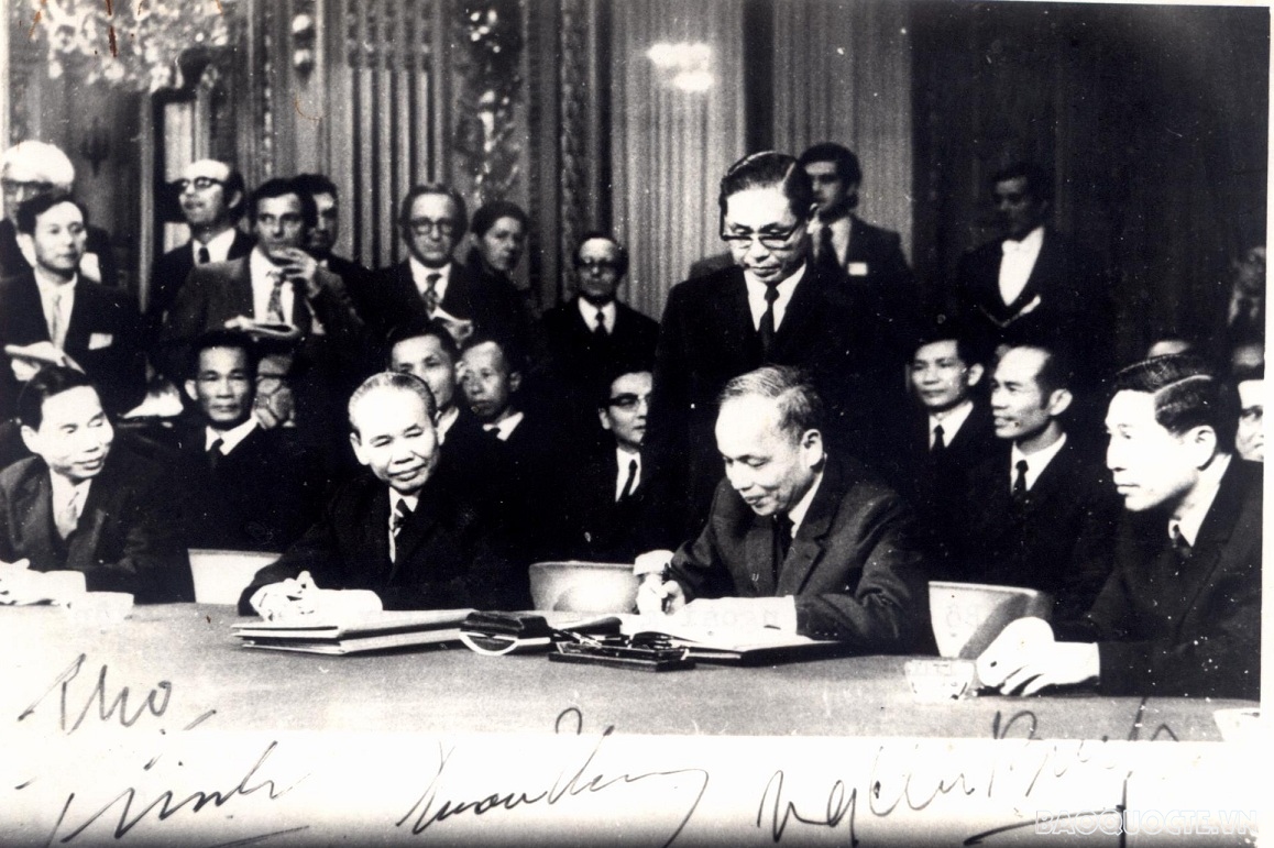 Bộ trưởng Nguyễn Duy Trinh ký Hiệp định Paris về Việt Nam năm 1973.