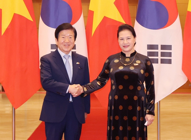 Chủ tịch Quốc hội Nguyễn Thị Kim Ngân và Chủ tịch Quốc hội Hàn Quốc Park Byeong-seug tại Lễ đón chính thức. (Nguồn: TTXVN)