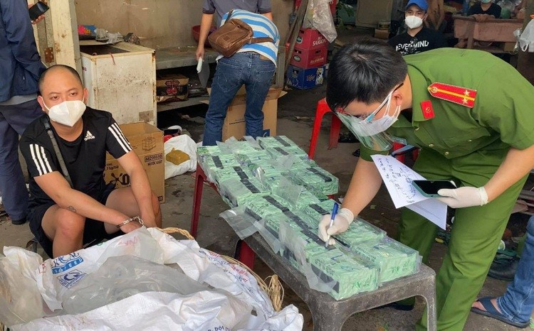 Đối tượng và tang vật bị thu giữ trong triệt phá một đường dây vận chuyển, mua bán trái phép chất ma túy từ Campuchia về TP Hồ Chí Minh tiêu thụ