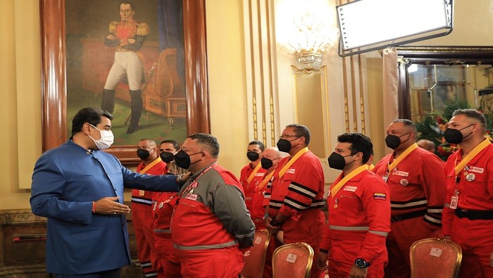 Tổng thống Venezuela Maduro vinh danh lực lượng cứu hoả tham gia chữa cháy ở Cuba. (Nguồn: Telesur)