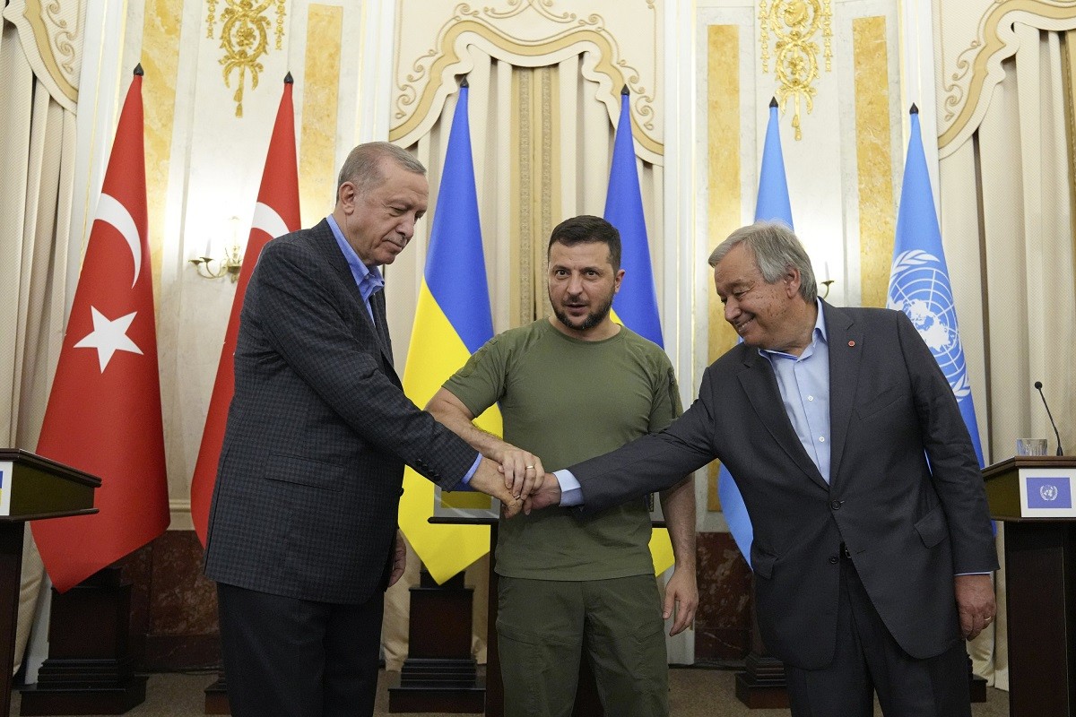 Ngày 18/8, Tổng thống Thổ Nhĩ Kỳ Recep Tayyip Erdogan đã tới thành phố Lviv để tham dự cuộc gặp ba bên với Tổng thống Ukraine Volodymyr Zelensky và Tổng thư ký Liên hợp quốc Antonio Guterres. (Nguồn: AP)