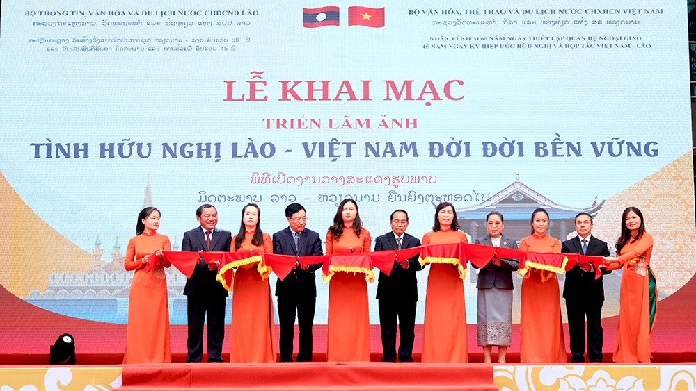 Lễ khai mạc Triển lãm ảnh “Tình hữu nghị Lào-Việt Nam đời đời bền vững” tại Hà Nội vào tháng 7/2022. (Nguồn: Người làm báo)