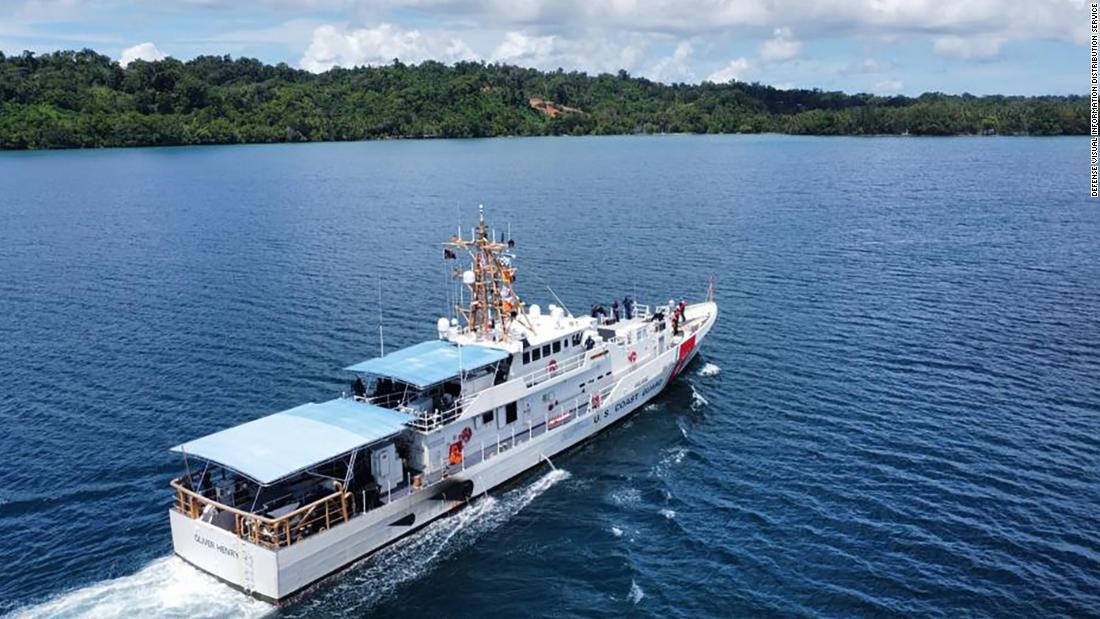 Tàu tuần duyên USCGC Oliver Henry không xin được giấy phép cập cảng tại thủ đô Honiara của Quần đảo Solomon và phải chuyển hướng đến Papua New Guinea. (Nguồn: DVDS)