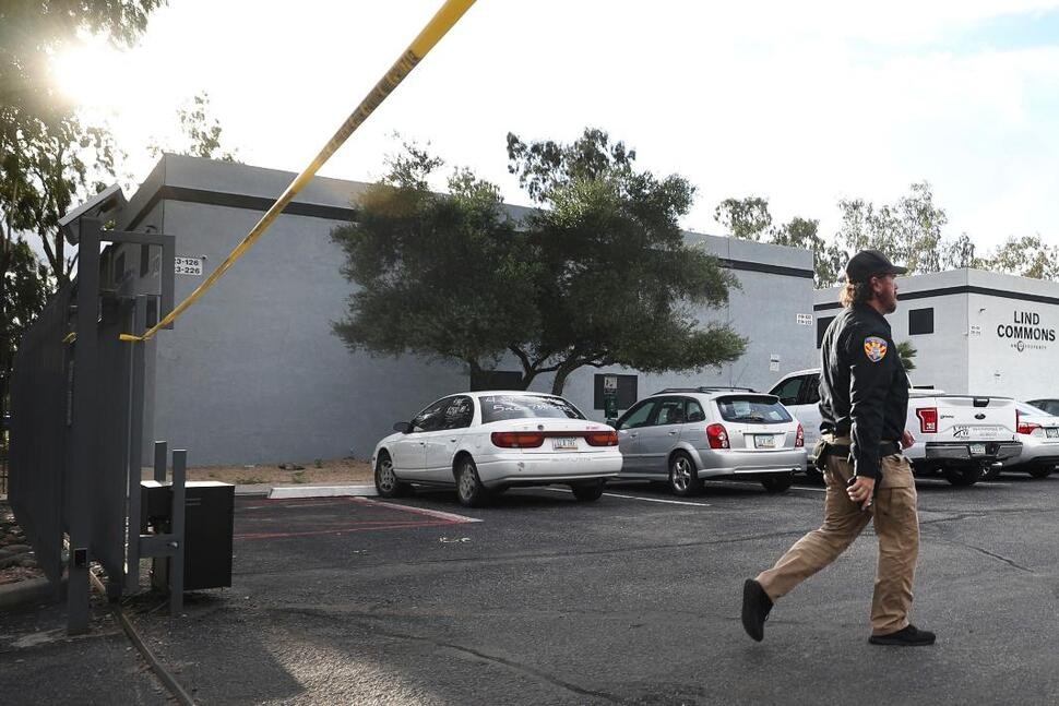 Cảnh sát phong tỏa hiện trường vụ nổ súng ở bang Arizona. (Nguồn: AP)