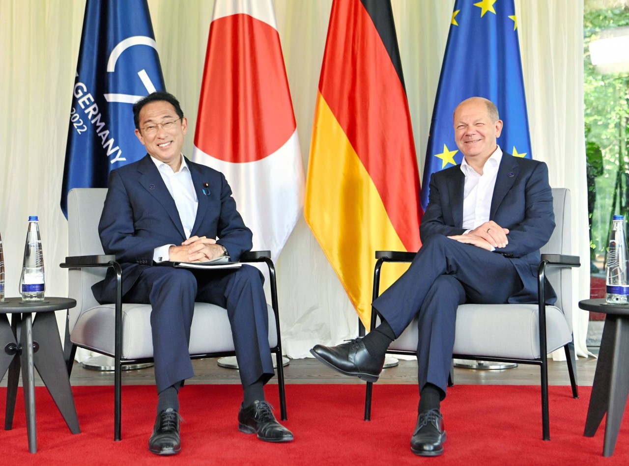 Thủ tướng Nhật Bản Kishida Fumio và Thủ tướng Đức Olaf Scholz hội đàm tại Schloss Elmau, Đức, hồi. (Nguồn: Kyodo)