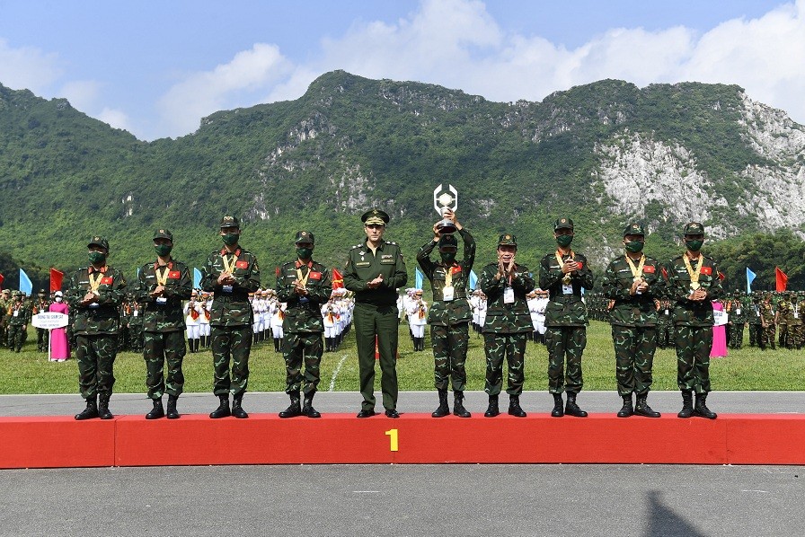Đội tuyển Việt Nam giành Cúp và Huy chương Vàng môn thi Xạ thủ bắn tỉa.
