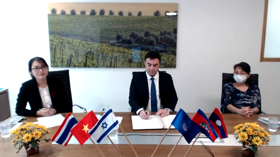 Đại sứ Israel tại Việt Nam Nadav Eshcar (giữa) tại buổi ký kết.
