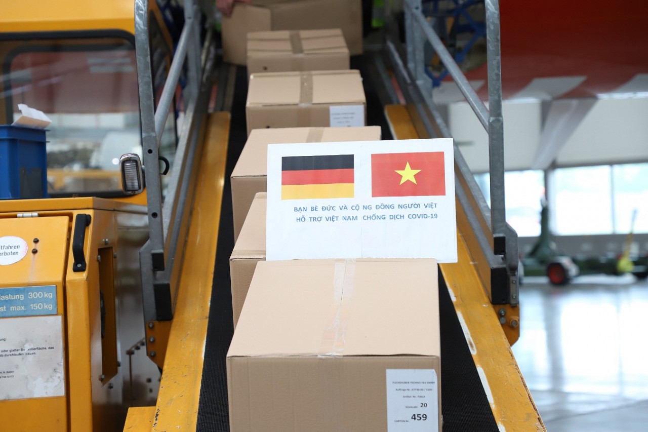 Đại sứ quán Việt Nam tại Đức: Kiên trì đeo bám, bền bỉ tiếp xúc trong ngoại giao vaccine