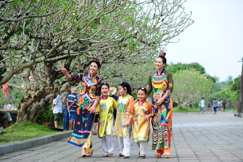 Hoa hậu Ngọc Hân ‘xây’ cầu nối văn hóa trên tà áo dài