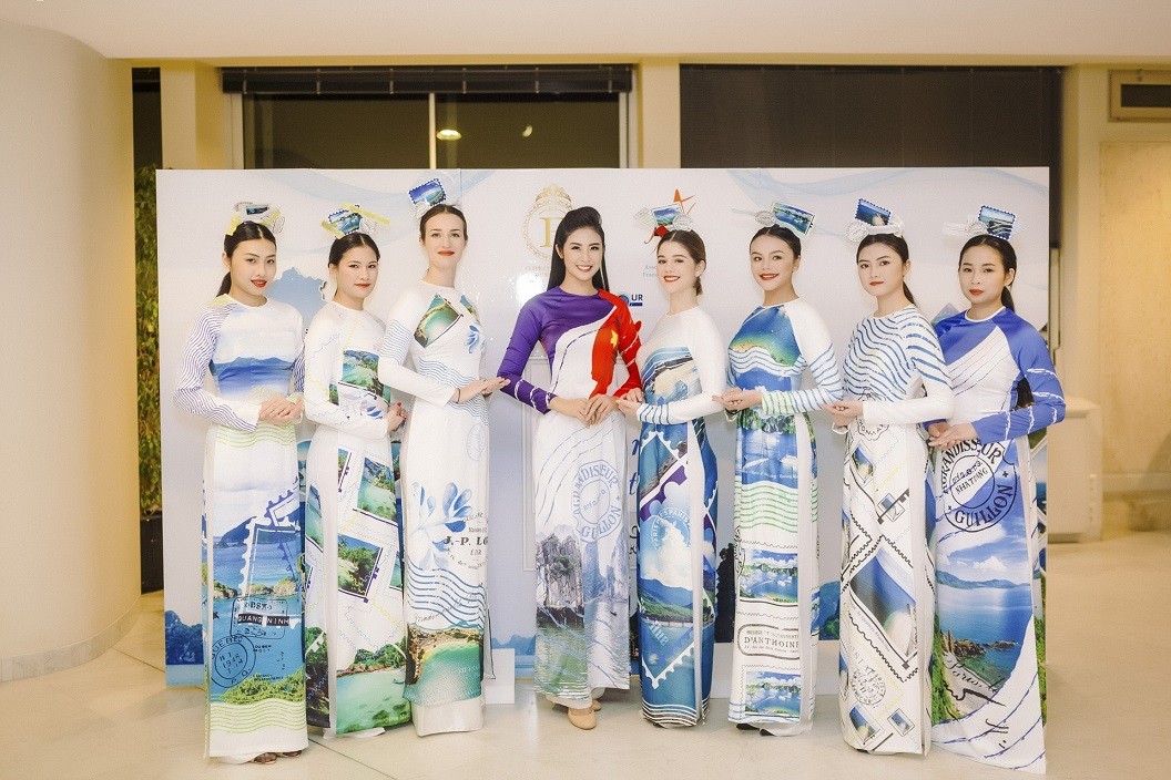 Hoa hậu Ngọc Hân ‘xây’ cầu nối văn hóa trên tà áo dài