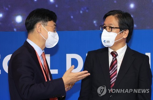 Thứ trưởng Quốc phòng Hàn Quốc Shin Beom-chul (trái) nói chuyện với Thứ trưởng Quốc phòng Nhật Bản về các vấn đề quốc tế Masami Oka trong Đối thoại Quốc phòng Seoul 2022 tại Seoul vào ngày 7/9. (Nguồn: Yonhap)