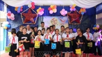 Học sinh trường Tiểu học Khmer-Việt Nam Tân Tiến ở Campuchia vui Tết Trung thu