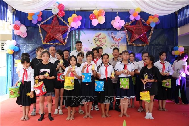 Trường Tiểu học Khmer-Việt Nam Tân Tiến (Campuchia) vui Tết Trung thu