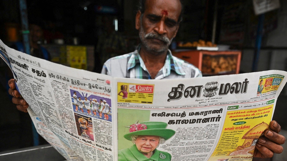 Một người dân Ấn Độ đọc tin về việc Nữ hoàng Anh qua đời. (Nguồn: Getty)