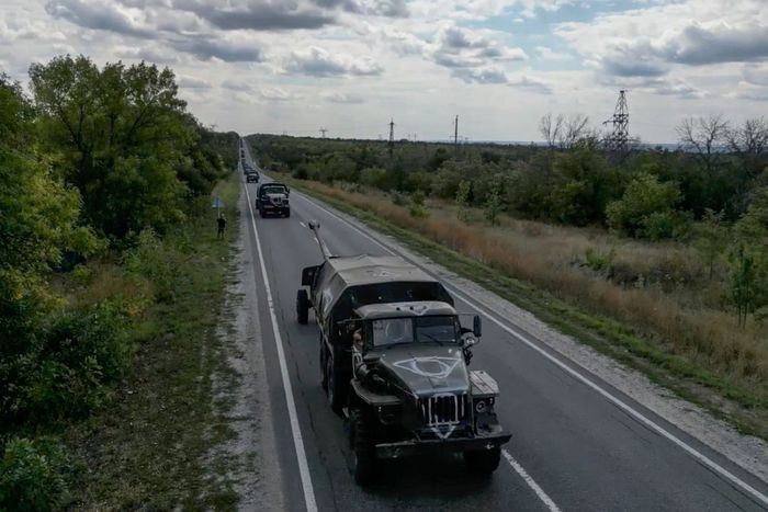 Các phương tiện quân sự của Nga di chuyển qua khu vực Kharkiv. (Nguồn: BQP Nga)