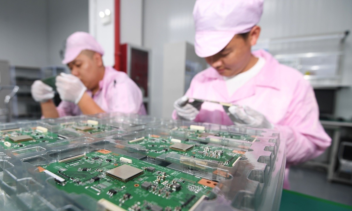 Công nhân sản xuất chất bán dẫn tại một công ty ở Quý Dương, tỉnh Quý Châu, Tây Nam, Trung Quốc. (Nguồn: CNS)