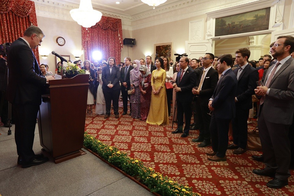Trợ lý Ngoại trưởng phụ trách Đông Á và Thái Bình Dương Daniel Kritenbrink nhiệt liệt chúc mừng người dân Việt Nam nhân dịp Quốc khánh.